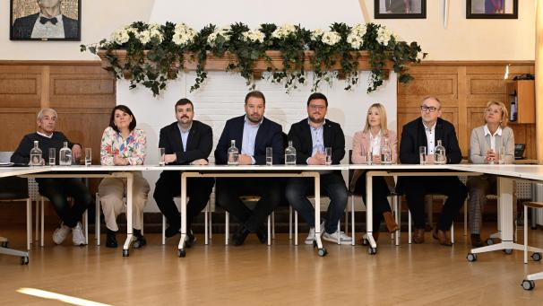 <p>Von links: Joseph Thaeter (CSP), Caroline Völl (OBL), Nicolas Pommée (OBL), Thomas Lennertz (CSP), Lucas Reul (PFF), Joëlle Birnbaum-Köttgen (PFF) und Fabrice Paulus (CSP) bilden künftig das Eupener Gemeindekollegium. Nathalie Johnen-Pauquet (CSP, 1.v.r.) soll neue Präsidentin des Öffentlichen Sozialhilfezentrums (ÖSHZ) werden.</p>