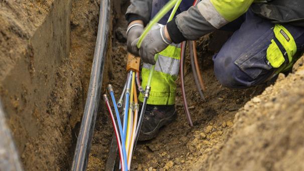 <p>Bis Ende 2026 soll der flächendeckende Glasfaserausbau in der DG abgeschlossen sein.</p>