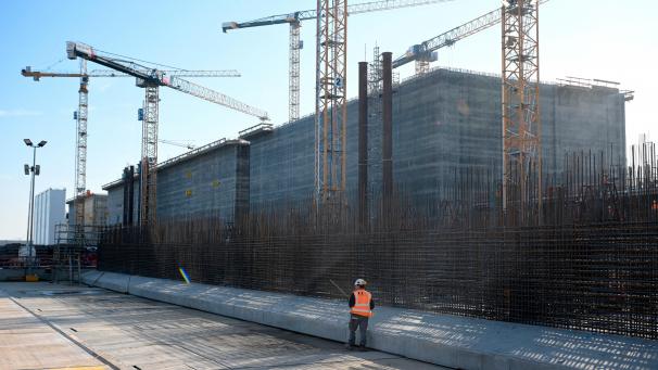 <p>Im Hafen von Vlissingen in den Niederlanden wird derzeit die weltweit erste künstliche Energieinsel „Prinzessin Elisabeth“ gebaut. Jedes der 23 Betonfundamente ist etwa 60 Meter lang, 30 Meter breit und 30 Meter hoch.</p>