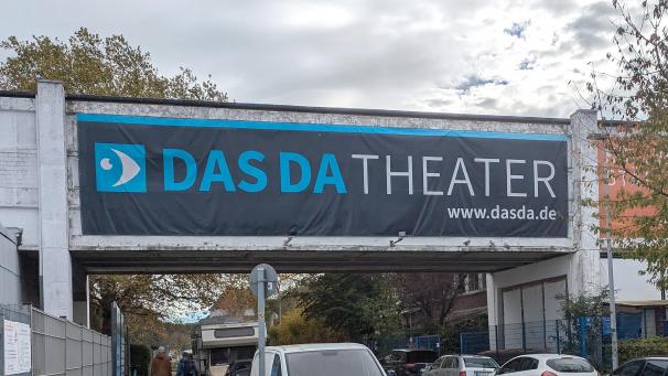 <p>Das Aachener Theater wurde 1987 gegründet und hat seinen Sitz an der Liebigstraße – auf dem Gelände eines ehemaligen Schlachthofs.</p>