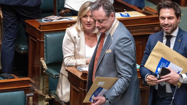 <p>Für Bart De Wever (M.) ist es entscheidend, dass die künftige Föderalregierung eine Mehrheit auf flämischer Seite hat. Für Georges-Louis Bouchez (r.) ist das irrelevant.</p>