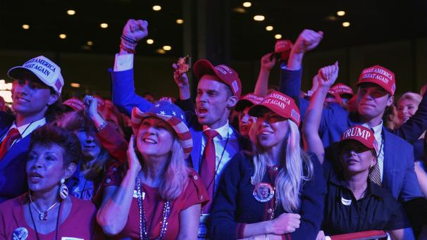 <p>Unterstützer besuchen eine Wahlparty für den republikanischen Präsidentschaftskandidaten und ehemaligen US-Präsidenten Trump in West Palm Beach.</p>