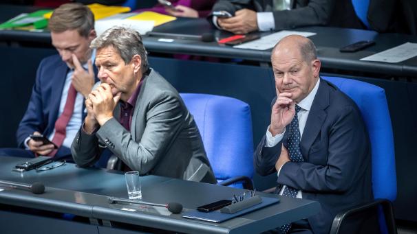 <p>Bundeskanzler Olaf Scholz (SPD) neben Robert Habeck (Bündnis 90/Die Grünen) und Christian Lindner (FDP): Die rot-grün-gelbe Koalition in Deutschland ist uneins, wie die Wirtschaft angekurbelt werden soll.</p>