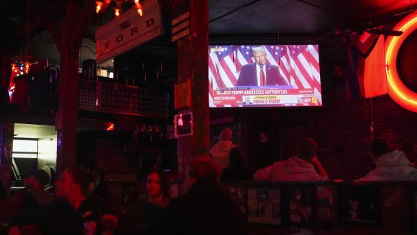 <p>Auf den Fernsehbildschirmen ist zu sehen, wie Donald Trump am Wahltag während der US-Wahlen in der Comet Tavern in Seattle zu seinen Anhängern spricht.</p>