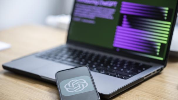 <p>Das Programm ChatGPT auf einem Handy und Laptop</p>