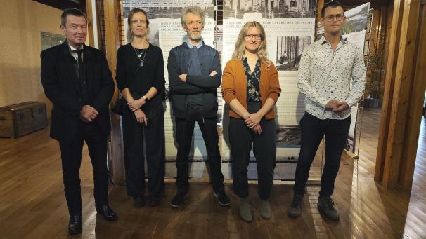 <p>Präsentierten die neue Ausstellung (v.l.n.r.): Pascal Poncin, erster Vizerektor der Uni Lüttich, Laurane Winandy, Direktorin der wissenschaftlichen Station des Hohen Venn, Serge Nekrassoff, Kurator, Océane Mest, Kuratorin, und Sébastien Hoornaert, Direktor des Naturparks Hohes Venn-Eifel.</p>