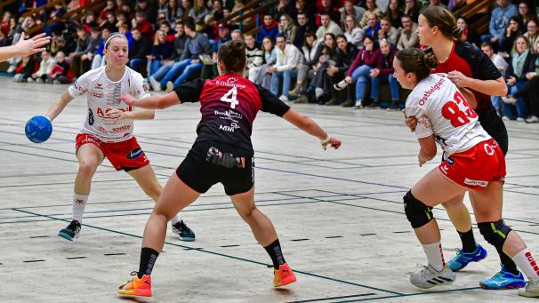 <p>Eva Xhonneux (am Ball) siegte in ihrer ehemaligen Halle.</p>