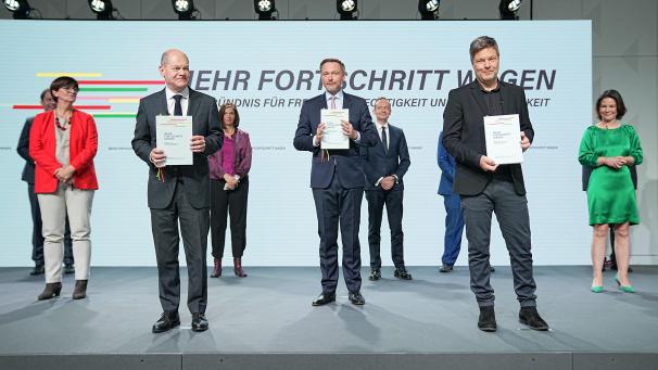 <p>Die Ampel-Partner bei der Unterzeichnung des Koalitionsvertrages von SPD, Grünen und FDP zur Bildung einer Bundesregierung Anfang Dezember 2021</p>