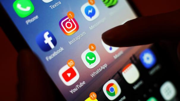 <p>Ein Smartphone-Display mit Symbolen von Social-Media-Apps, darunter Facebook, Instagram, YouTube und WhatsApp. Die australische Regierung will Kindern und Jugendlichen den Zugang zu sozialen Medien künftig erst ab 16 Jahren erlauben.</p>