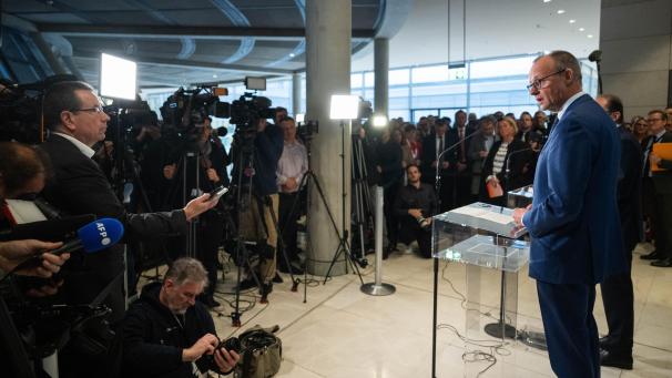 <p>Friedrich Merz (CDU), CDU-Bundesvorsitzender und Unionsfraktionsvorsitzender, spricht auf einer Pressekonferenz im Bundestag nach dem Bruch der Ampel-Koalition</p>