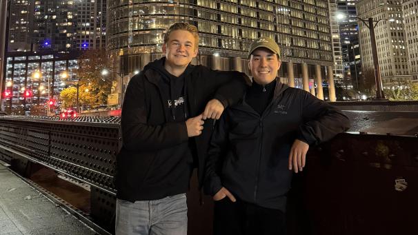 <p>Mathis Hermann (rechts) verbringt ein Auslandssemester an der North Park University (NPU) in Chicago. Auch am Wahlabend war er mit Freunden in der Stadt unterwegs.</p>