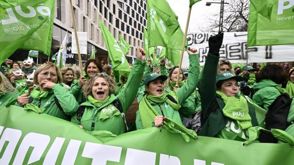 <p>Tausende Menschen protestierten am Donnerstag für eine Aufwertung des nichtkommerziellen Sektors.</p>