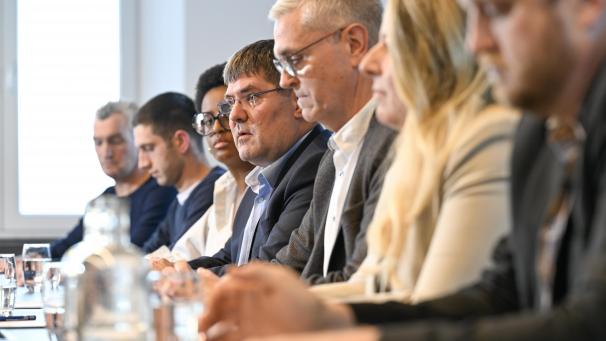 <p>Sie bilden künftig das Gemeindekollegium in Raeren: (von links) Thomas Schwenken, Philipp Croé, Naomi Renardy, Mario Pitz, Guido Deutz und Tom Simon. Sabine Brandt (2.v.r.) soll neue ÖSHZ-Präsidentin werden. Foto: David Hagemann</p>