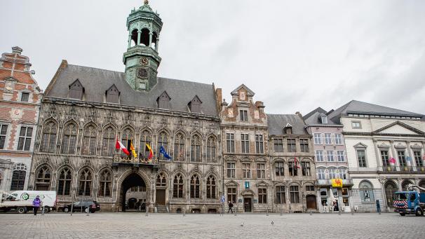<p>Blick auf das Rathaus von Mons</p>