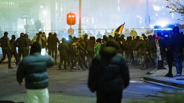 <p>Demonstranten bei einer pro-palästinensischen Demonstration während des Spiels Ajax - Maccabi Tel-Aviv am Anton de Komplein.</p>