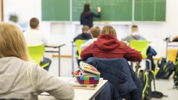 <p>Auch das Lehrpersonal der DG muss ab 2025 auf einen Teil ihres Gehaltes verzichten.</p>