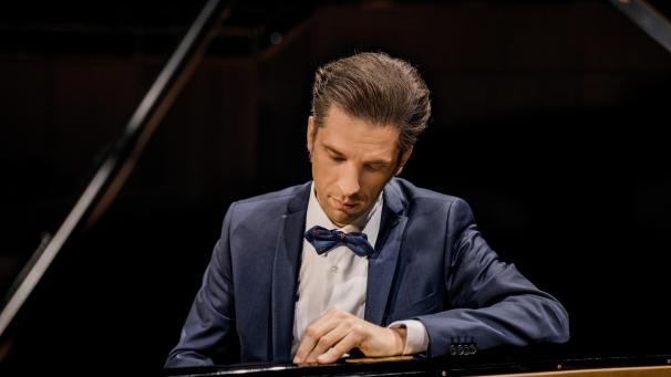 <p>Severin Von Eckardsteins gibt einen faszinierenden Einblick in die vielen Facetten der musikalischen Gedankenwelt Debussys.</p>