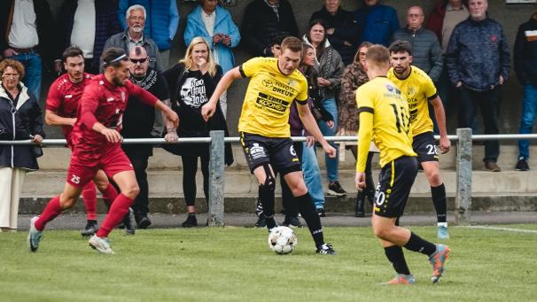 <p>Es läuft bei Jordan Bissen (am Ball) und den Raeren-Eynattenern.</p>