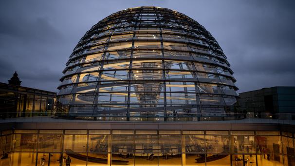 <p>Die Kuppel des Reichstagsgebäudes wird über der Fraktionsebene am Morgen erleuchtet. Nach dem Bruch der Ampelhat der Bundestag am Freitag über das weitere Vorgehen debattiert.</p>