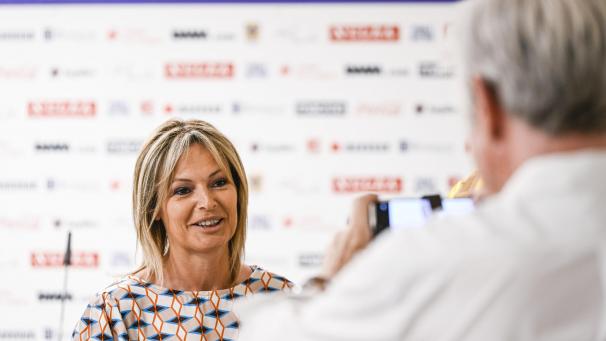 <p>Die bisherige Bürgermeisterin Ingrid Kempeneers ist hier bei einer Pressekonferenz des Fußballklubs in Sint-Truiden zu sehen.</p>