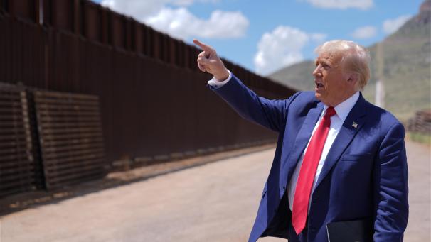 <p>Donald Trump spricht an der südlichen Grenze zu Mexiko.</p>