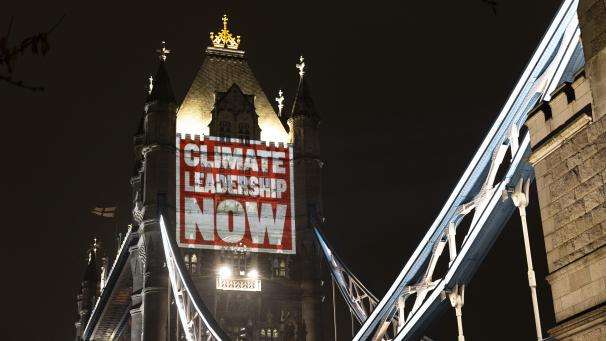 <p>Klimaaktivisten projizieren kraftvolle Botschaften auf die ikonische Tower Bridge und fordern die Staats- und Regierungschefs der Welt auf, sich zu engagieren und entscheidende Lösungen für die Klimafinanzierung zu finden. Die UN-Klimakonferenz COP29 in Baku findet vom 11. bis 24. November 2024 statt.</p>