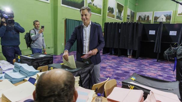 <p>Für Noch-Premierminister Alexander De Croo (Open VLD, hier bei der Stimmabgabe am 13. Oktober) ist der Weg frei: Er kann in der ostflämischen Gemeinde Brakel Bürgermeister werden.</p>