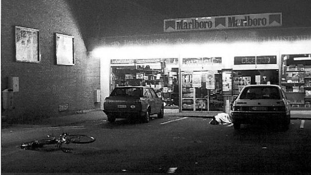 <p>Ein berühmtes Foto: Am 27. September 1985 überfiel die Bande einen Delhaize-Supermarkt in Overijse und tötete dabei fünf Menschen.</p>