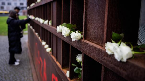 <p>Rosen werden in das Fenster des Gedenkens für die Todesopfer der Berliner Mauer auf dem früheren Todesstreifen an der Bernauer Straße gelegt.</p>