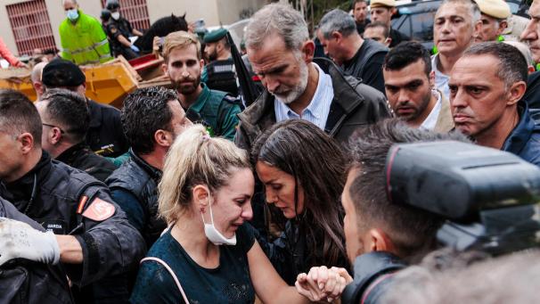 <p>König Felipe VI. (M) und Königin Letizia (M, unten) von Spanien sprechen bei ihrem Besuch in einem von den Überschwemmungen betroffenen Gebiet am 3. November mit Menschen.</p>