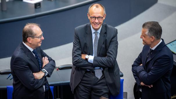 <p>Friedrich Merz (M), CDU Bundesvorsitzender und CDU/CSU Fraktionsvorsitzender im Bundestag, spricht mit Alexander Dobrindt (l), CSU-Landesgruppenchef, und Thorsten Frei, erster parlamentarischer Geschäftsführer der Union, im Bundestag.</p>