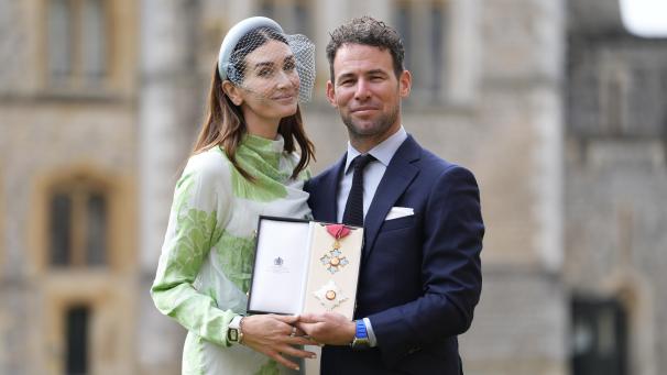<p>Mark Cavendish und seine Frau Peta posieren für ein Foto auf Schloss Windsor in Windsor, nach einer feierlichen Zeremonie, bei der er zum Knight Commander of the British Empire ernannt wurde.</p>