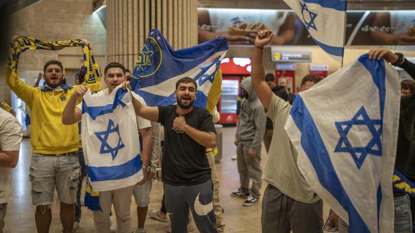 <p>Fans von Maccabi Tel Aviv jubeln, als sie mit einem Flugzeug aus Amsterdam am Flughafen Ben Gurion ankommen. Nach dem UEFA-Europa-League-Spiel zwischen Ajax Amsterdam und Maccabi Tel Aviv wurden israelische Fußballfans von pro-palästinensischen Demonstranten angegriffen.</p>
