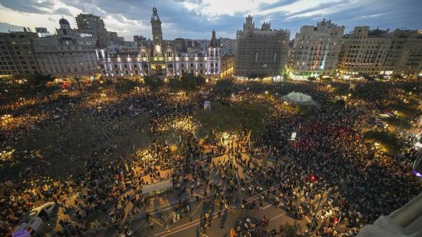 <p>Tausende Demonstranten versammeln sich in Valencia zu einer von sozialen und zivilgesellschaftlichen Gruppen organisierten Demonstration unter dem Motto «Mazón, tritt zurück!», um den Umgang mit den jüngsten Überschwemmungen anzuprangern und sich gegen den Präsidenten der Regionalregierung C. Mazon zu wenden.</p>