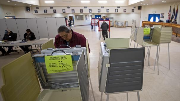 <p>Ein Wähler markiert seinen Stimmzettel in einem Wahllokal in der Navajo Nation.</p>