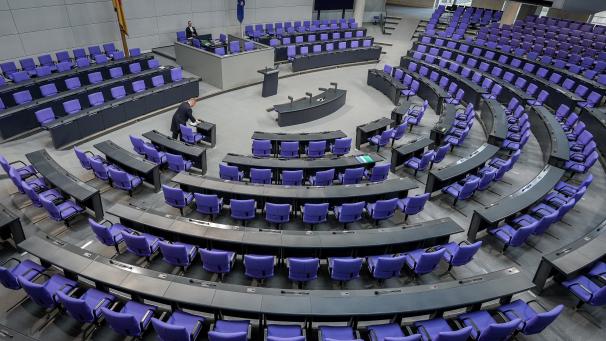 <p>Blick in das leere Plenum des Bundestags im Reichstagsgebäude vor Beginn der Sitzung</p>