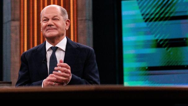 <p>Bundeskanzler Olaf Scholz (SPD) sitzt vor Beginn des Liveinterviews im Fernsehstudio der ARD-Sendung „Caren Miosga“.</p>