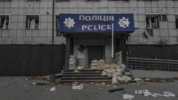 <p>Säcke liegen vor einer nach russischem Beschuss zerstörten Polizeiwache in Kurakhove.</p>