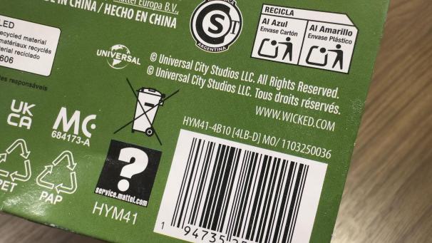<p>Detailansicht der Verpackungsrückseite einer Puppe zu dem Film „Wicked“.</p>