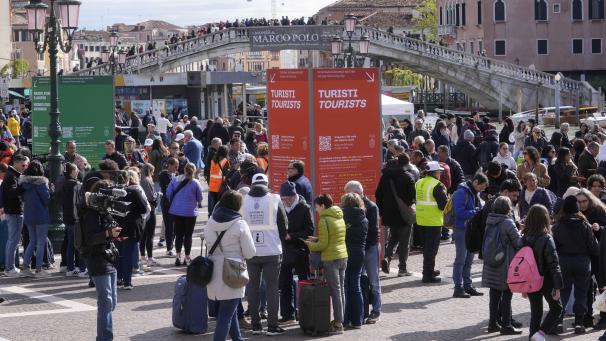 <p>Auch um die Zahl der Touristen zu senken, hatte die zerbrechliche Lagunenstadt Venedig Ende April ein Pilotprogramm gestartet, bei dem Tagesausflügler eine Eintrittsgebühr von 5 Euro entrichten müssen. Die Behörden hoffen, dass dadurch Touristen davon abgehalten werden, an Spitzentagen anzureisen.</p>