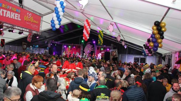 <p>Volles Haus bzw. Zelt zum Küschespektakel: Aufgrund des nachfolgenden Feiertags konnten die Karnevalisten in Kelmis besonders ausgiebig feiern.</p>