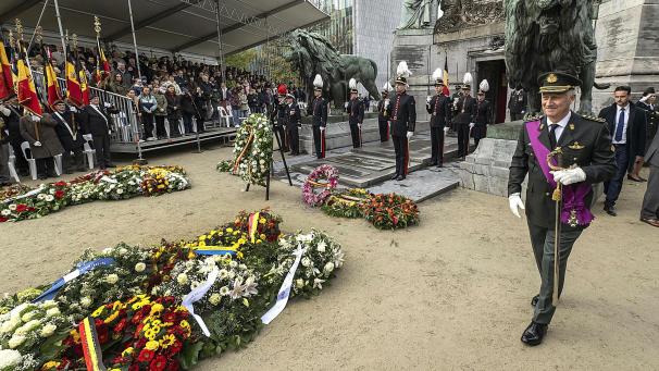 <p>König Philippe ist am Montag in Brüssel am Denkmal des unbekannten Soldaten bei der feierlichen Zeremonie zu Ehren der Gefallenen zu sehen.</p>