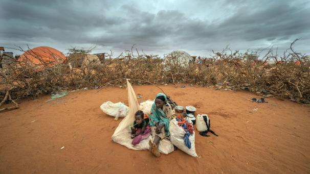 <p>Eine Frau und ihr Kind warten auf einen Platz in einem Lager für Vertriebene am Rande von Doolow. Somalia kennt schon seit langem Dürreperioden, aber die Klimaschocks kommen jetzt häufiger und lassen weniger Raum, um sich zu erholen und auf die nächste vorzubereiten.</p>