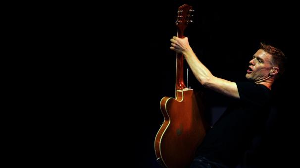 <p>Bryan Adams in Aktion</p>