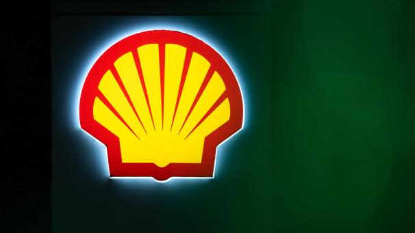 <p>Ein Shell-Logo einer Tankstelle leuchtet im Dunkeln in Berlin.</p>