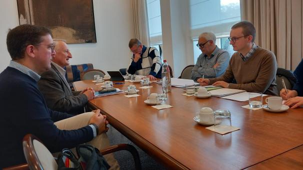 <p>Patrick Thevissen (1.v.l.) und Roger Franssen (2.v.l.) als Vertreter ihrer Parteien bei der Anhörung der Beschwerdekommisssion am Dienstagmorgen im DG-Parlamentsgebäude</p>