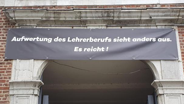 <p>Dieses Banner hängt seit Dienstag über dem Eingangder EupenerPDS.</p>