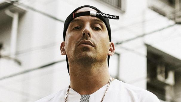 <p>Mit seinem achten Studioalbum unter der Bezeichnung „XV“ festigte RAF Camora seinen Status und stieg im gesamten deutschsprachigen Raum auf Rang eins der Charts.</p>