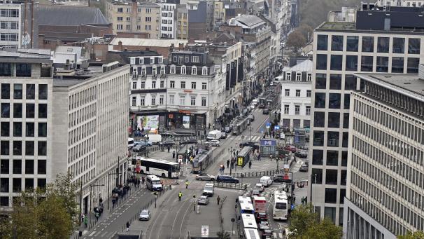 <p>Diese Luftaufnahme vom Riesenrad auf dem Place Poelaert zeigt den Louise-Kreisverkehr.</p>