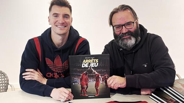 <p>Thomas Meunier (links) und Bruno Fahy (rechts) posieren gemeinsam für die Kamera bei der Präsentation des Fotobuchs „Arrets de jeu“.</p>